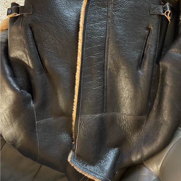 Elegant Black and Tan Shearling Leather Jacket - Picture 11 of 15